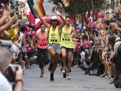 Uno de los participantes en la carrera de tacones de la calle Pelayo, uno de los eventos m&aacute;s tradicionales de la fiestas del Orgullo Gay.