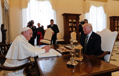 El primer encuentro entre los dos líderes fue en el estudio privado del papa, en el segundo piso del palacio apostólico, y bajo imponentes medidas de seguridad.