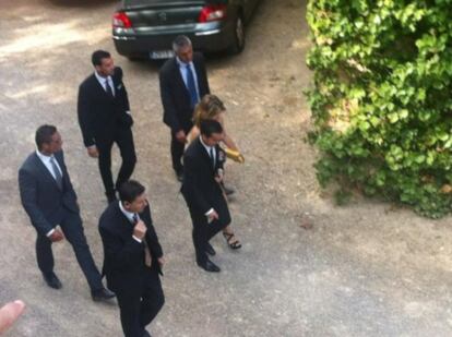 Los jugadores del Barcelona Pedrito y Busquets llegan a la ceremonia.