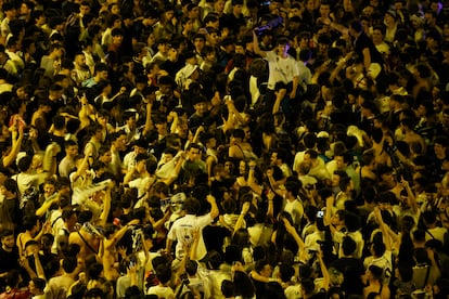 Aficionados del Real Madrid, en la Cibeles para celebrar la decimocuarta Copa de Europa.