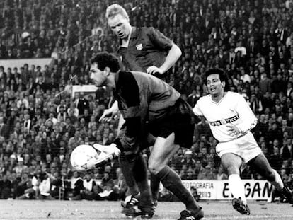 Andoni Zubizarreta atrapa el balón ante la presencia de su compañero Koeman y el rival del Madrid, Hugo Sánchez en la final de la Copa de 1990.