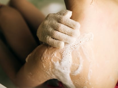 Los exfoliantes corporales con niacinamida ayudan a mantener bien limpia la piel con tendencia acnéica. GETTY IMAGES.