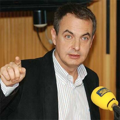 El presidente del Gobierno, José Luis Rodríguez Zapatero, durante la entrevista en la cadena SER.