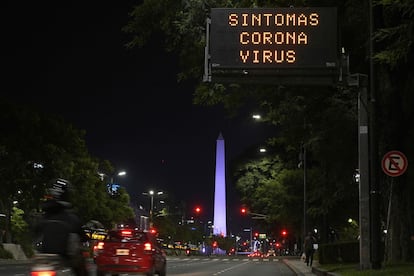 Un letrero electrnico indica los sntomas en Buenos Aires, Argentina.