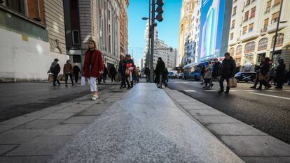 La Gran Vía madrileña, con aceras más anchas y menos carriles, este viernes.