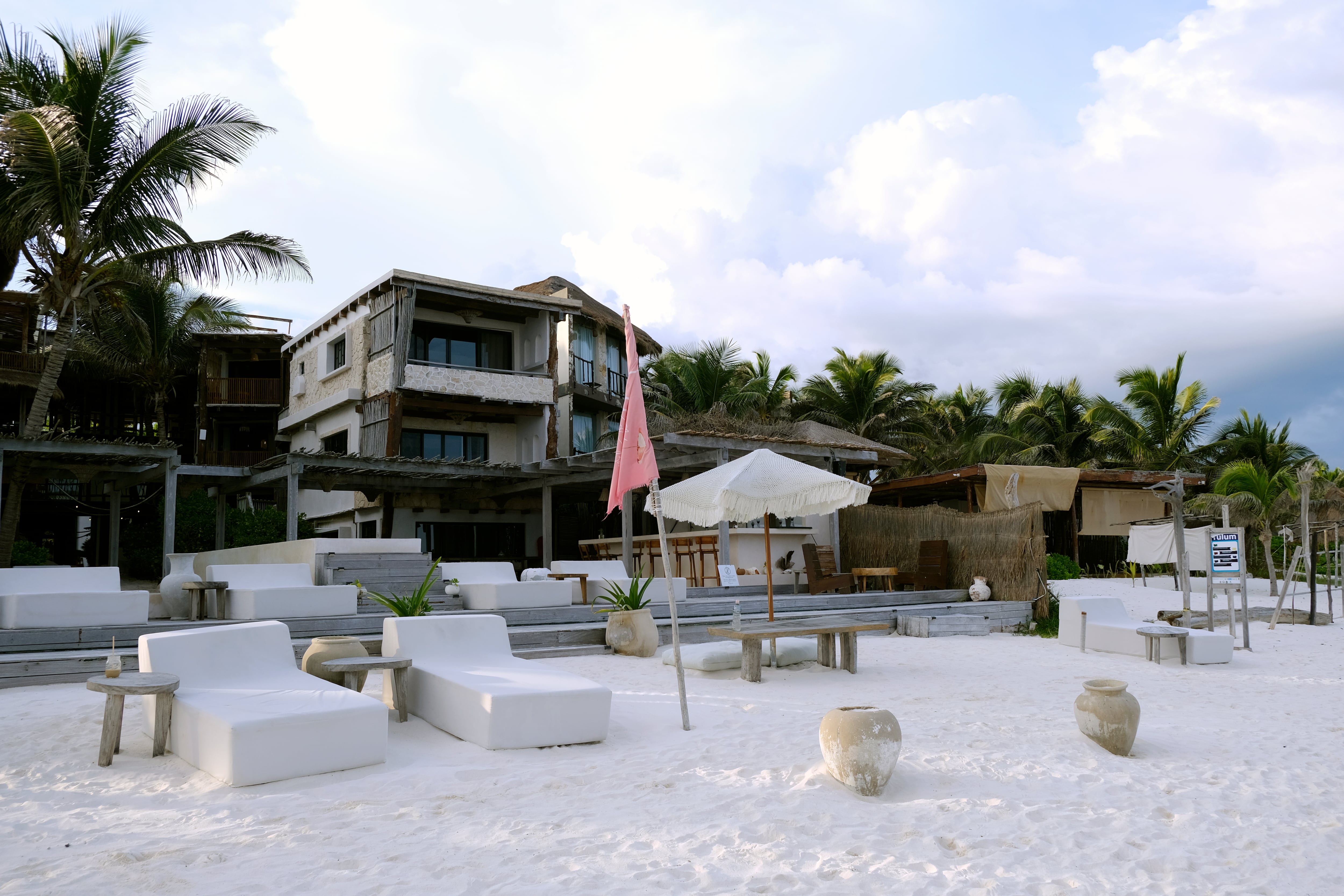 Club de playa vacío, en Tulum.