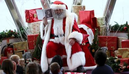 El actor John Field relata cuentos a ni&ntilde;os vestido como Papa Noel, en Londres. 