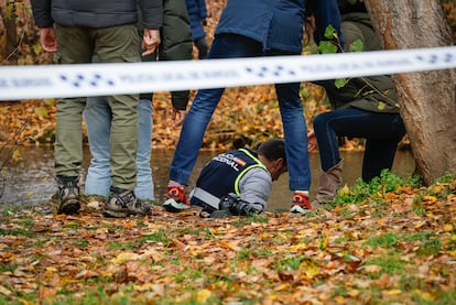 Un agente de la Policía Científica en el lugar del suceso, en la ribera del río Arlanzón de Burgos, este miércoles.