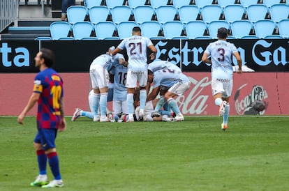 Los jugadores del Celta celebran el gol de Aspas ante el Barça este sábado en Balaídos.