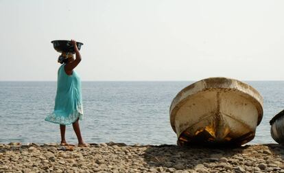 Una mujer con pescado en San Tomé y Príncipe, un archipiélago africano donde se prevé que el potencial pesquero descienda por el cambio climático.