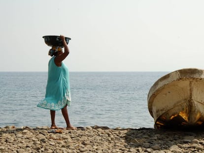 Una mujer con pescado en San Tomé y Príncipe, un archipiélago africano donde se prevé que el potencial pesquero descienda por el cambio climático.