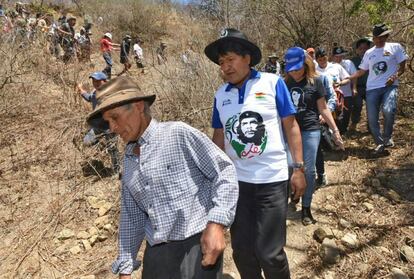 El presidente boliviano Evo Morales (c) durante la conmemoración del 50º aniversario del fusilamiento del líder revolucionario, en La Higuera (Bolivia). El presidente de Bolivia afirmó que su país sería "totalmente diferente" si el guerrillero argentino cubano no hubiera muerto.