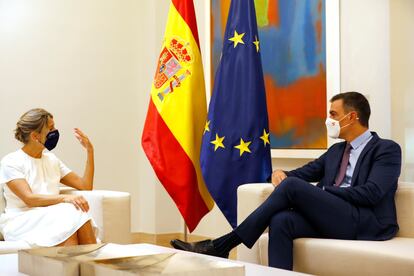 Yolanda Díaz y Pedro Sánchez, reunidos antes del Consejo de Ministros extraordinario que aprobó los Presupuestos este jueves.