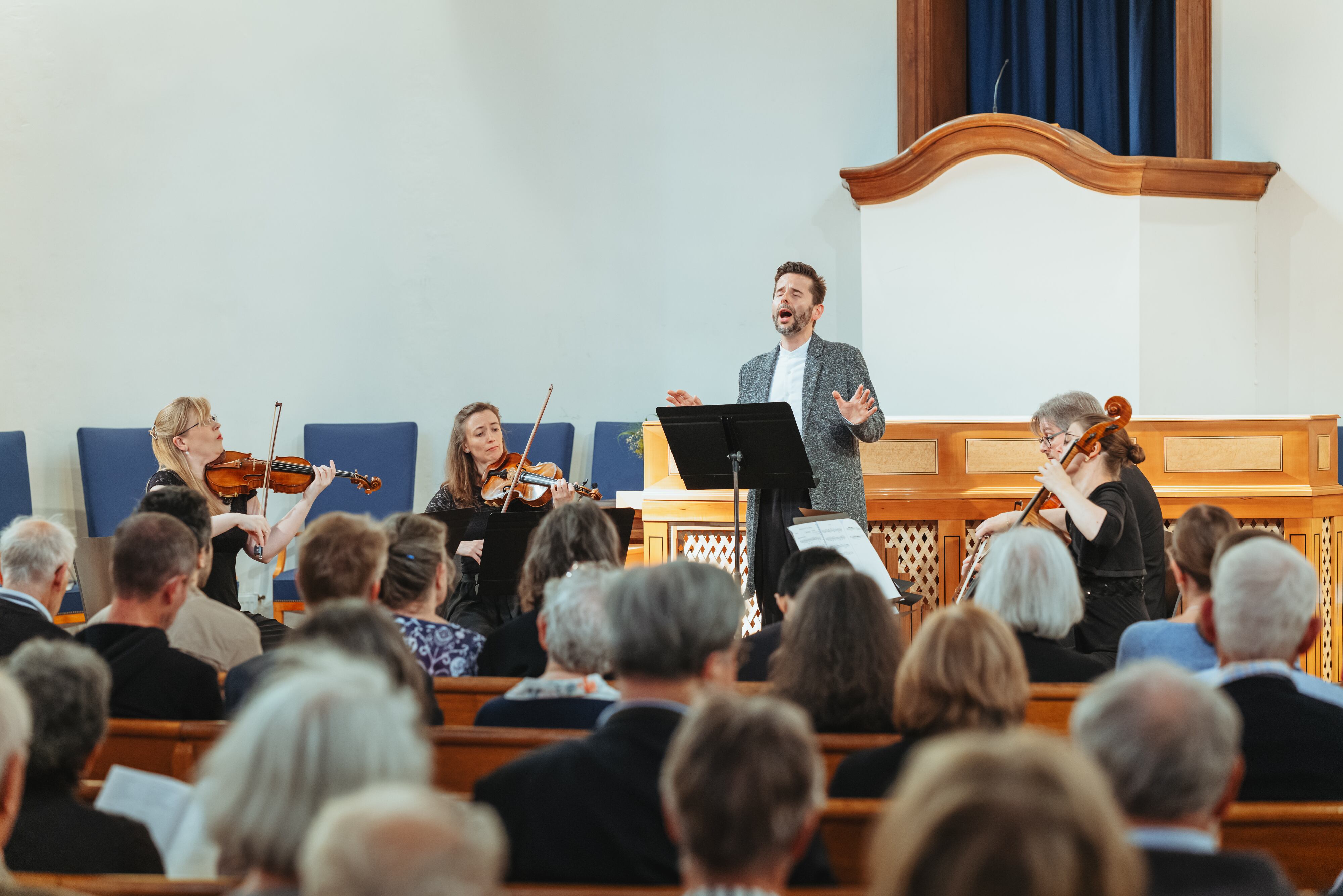 El tenor Daniel Johannsen y el Cuarteto Atalante, en su interpretación conjunta de canciones de ‘Winterreise’ de Schubert y arias de Bach en la Evangelische Reformierte Kirche de Leipzig, el jueves por la tarde.
