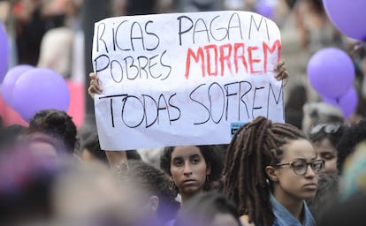 Mulheres pela descriminalização do aborto fazem ato no Rio, em março de 2016.