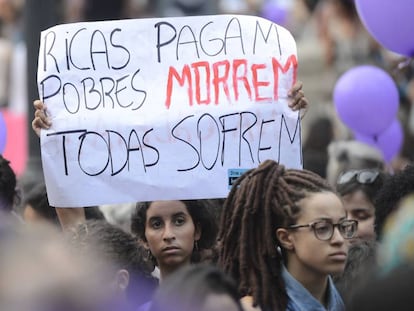 Mulheres pela descriminaliza&ccedil;&atilde;o do aborto fazem ato no Rio, em mar&ccedil;o deste ano.