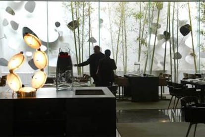El restaurante Moo, en el hotel Omm barcelonés (del arquitecto Juli Capella), está a cargo de Joan y Jordi Roca. El interiorismo del hotel es de Sandra Tarruella e Isabel López, y el jardín de bambú, de Bet Figueras.