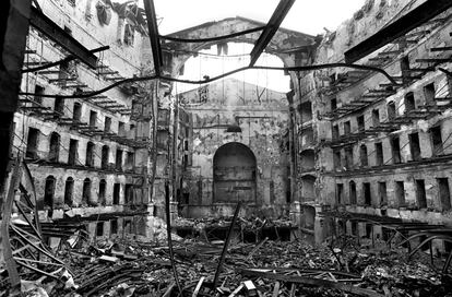 <b>31 de enero de 1994</b>. Interior del Teatro del Liceo de Barcelona, totalmente destruido tras un incendio provocado por la chispa de un soplete en el interior del emblemático edificio barcelonés.