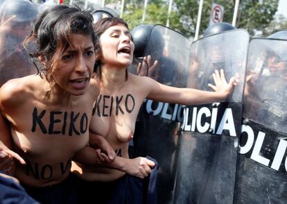 Un grupo de mujeres de colectivos feministas protestan frente al Congreso Nacional del Perú, en contra del aumento de penas por aborto que propone el nuevo Código Penal y contra la candidata presidencial Keiko Fujimori.