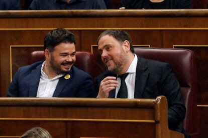 El diputat electe en presó preventiva d'ERC, Oriol Junqueras (a la dreta), al costat de qui serà el portaveu del grup parlamentari d'ERC, Gabriel Rufián.