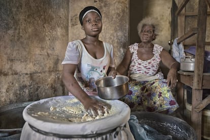 <p>Blessing tiene 15 años, es huérfana y trabaja haciendo pasta de mandioca a cambio de comida y un suelo donde dormir que le brinda la mujer junto a ella, su propietaria. “Llego a esta situación porque las Carmelitas Vedruna tienen su centro en un mercado de las afueras de Lomé (Togo), y desde allí tratan de sensibilizar a las patronas”; explica Palacios. “Les enseñan a llevar mejor sus negocios, pero también que no es legal tener a menores de edad en propiedad. A cambio, les piden que dejen a sus niños una hora al día libre para ir a otro de los centros educativos de las misioneras para aprender a sumar, restar… Para empezar a empoderarles y darles recursos que les permitan liberarse de la explotación”. </p> <p>La fotoperiodista achaca las altas cifras de esclavitud en el oeste de África a que, durante siglos, alrededor de 20 millones de africanos salieron hacia el Nuevo Mundo desde esta región. “La trata era muy frecuente y ha estado bien vista, con lo cual ahora el comercio con personas está muy arraigado. Es mucho más fácil vender niños que adultos porque son una mano de obra barata y silenciosa”, aduce. </p>