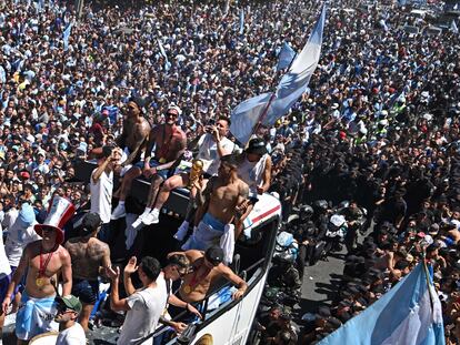 Los jugadores de Argentina celebran a bordo de un autobús en Buenos Aires.