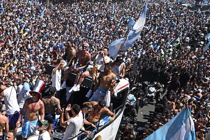Los jugadores de Argentina celebran a bordo de un autobús en Buenos Aires.