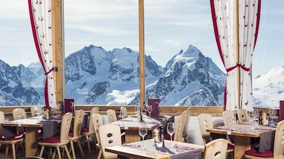 Sala del comedor del restaurante 3303 en Saint Moritz.