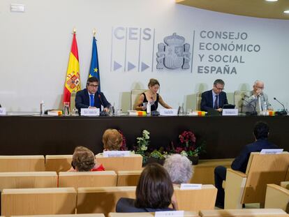 En el centro, la ministra de Trabajo, Yolanda Díaz, entre el presidente del CES, Pedro Fernández Alen, a la izquierda, y el gobernador del Banco de España, Pablo Hernández de Cos.