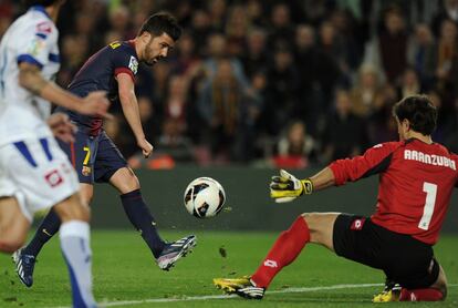 David Villa falla ante Aranzubia.