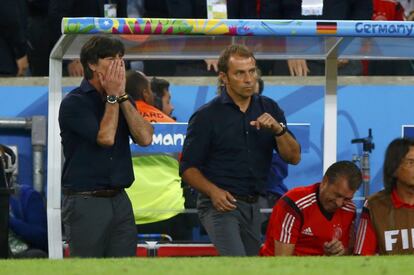 O treinador Joachim Low e seus assistente Hansi Flick.