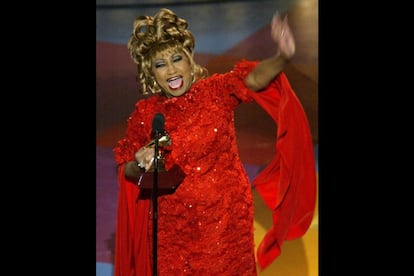 El quinto Grammy de Celia Cruz llegó en la ceremonia de 2002, la última a la que asistió, y lo ganó en la categoría de Mejor Álbum de Salsa por 'La negra tiene tumbao'. Fue su quinto y definitivo Grammy. En la instantánea, la actriz saluda al público del teatro Kodak mientras sostiene el premio.