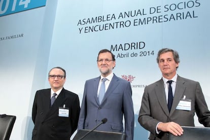 El presidente del IEF, Javier Moll, junto al presidente del Gobierno, Mariano Rajoy, y su antecesor en el cargo, Jos&eacute; Manuel Entrecanales.