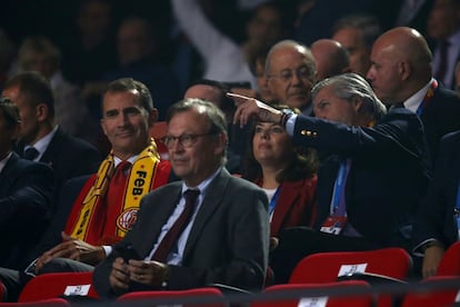 El rey Felipe VI, junto a la vicepresidenta del Gobierno, Soraya Sáenz de Santamaría 