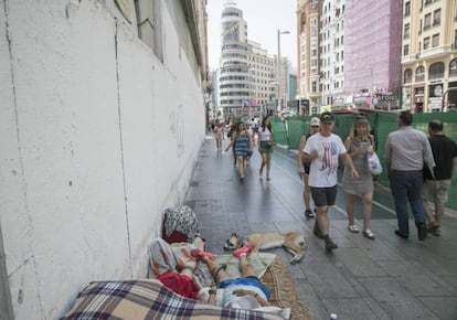 Olga Martín, de 32 años, duerme en un colchón en la Gran Vía de Madrid.
