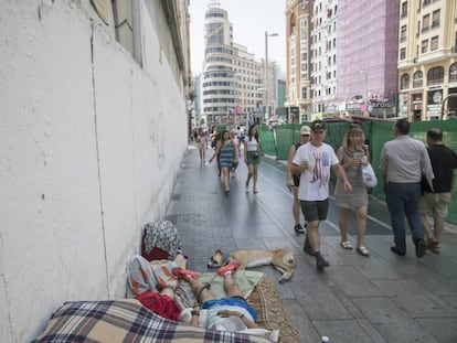 Olga Martín, de 32 años, duerme en un colchón en la Gran Vía de Madrid.