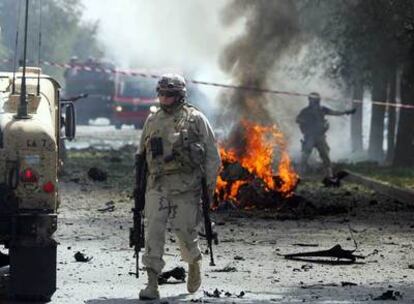 Un soldado estadounidense se aleja del lugar en el que estalló una bomba cerca de la Embajada de Estados Unidos en Kabul en septiembre de 2006.