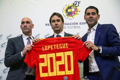 Luis Rubiales (i), nuevo presidente de la Federación Española de Fútbol (RFEF), el seleccionador Julen Lopetegui (c) y Fernando Hierro, director deportivo del organismo, escenificaron la renovación del técnico de la selección nacional por otros dos años, hasta la Eurocopa 2020, el 22 de mayo de 2018.
