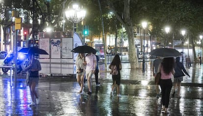 Passeig de Gr&agrave;cia, divendres a la nit.