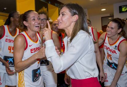 La Reina doña Letizia felicita a las jugadoras de la selección