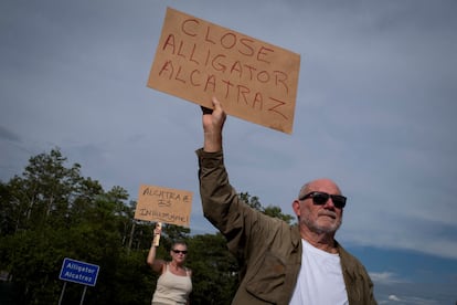 Manifestantes sostienen carteles en apoyo a los inmigrantes detenidos en Alligator Alcatraz, el 10 de agosto de 2025.