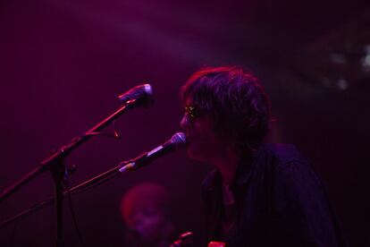 El vocalista y líder de la banda Spiritualized canta durante su presentación en el festival.