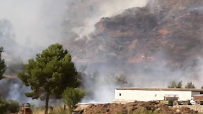 Tareas de extinción en Casa Bajas, en el Rincón de Ademuz.  