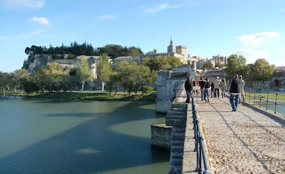 Paseantes en el puente de Aviñón, en Provenza.