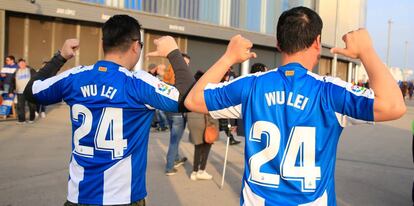Dos aficionados chinos muestran el dorsal de Wu Lei en sus camiseta del RCD Espanyol.