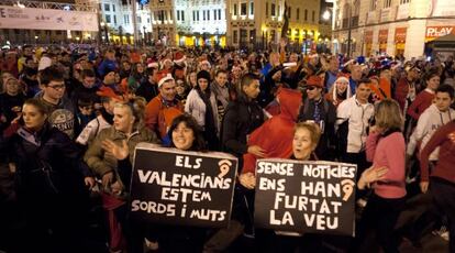 Participantes en la San Silvestre de 2013 protestan contra el cierre de RTVV. 