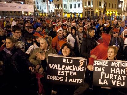 Participantes en la San Silvestre de 2013 protestan contra el cierre de RTVV. 