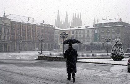 Imagen de esta mañana de la ciudad de Burgos bajo la nieve.