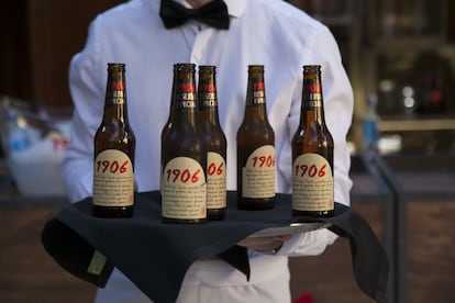 Cerveza 1906 para todos los invitados.