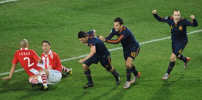 David Villa, Cesc Fabregas y Andres Iniesta celebran el gol que ha dado el pase de España a semifales del Mundial.